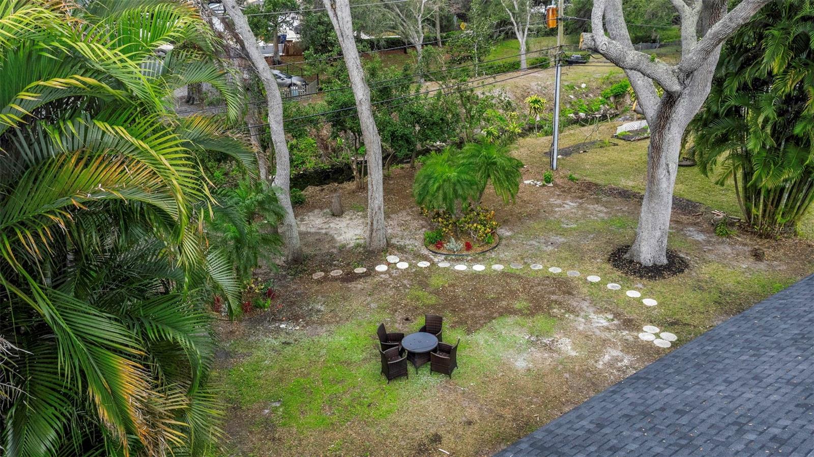 Private tropical yard