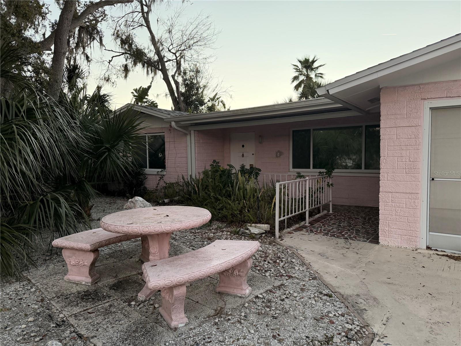 7127 Peninsular - front