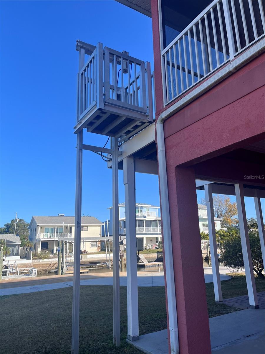 exterior cargo elevator