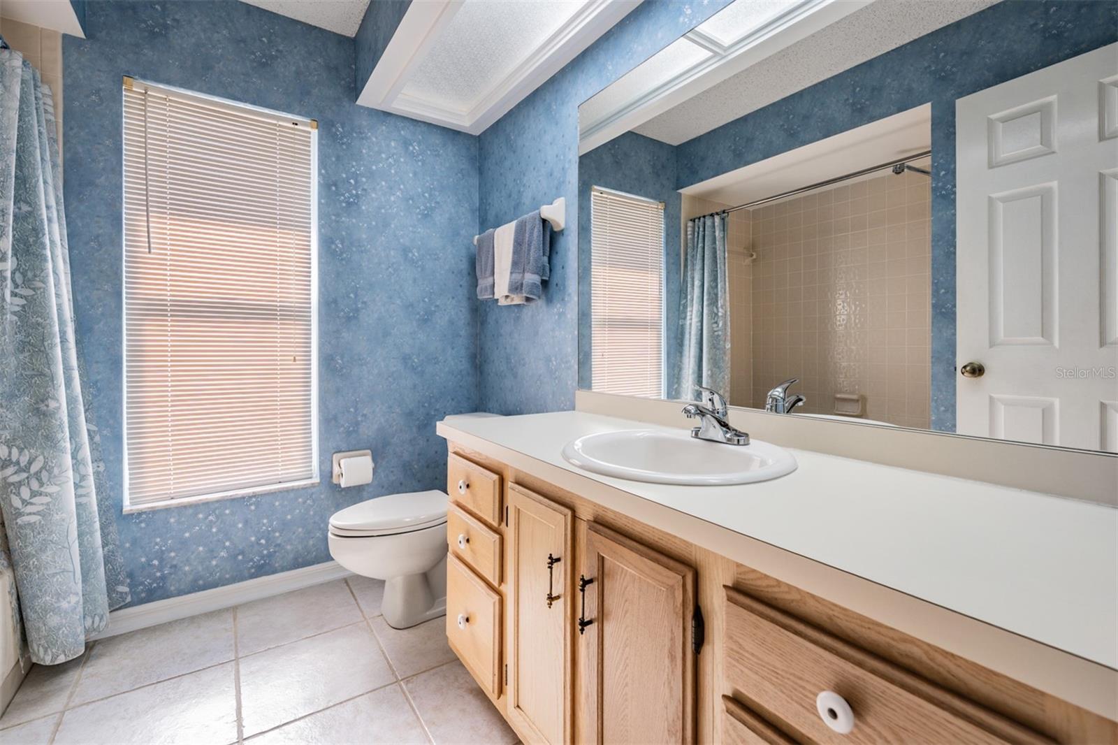 Guest bathroom between bedrooms