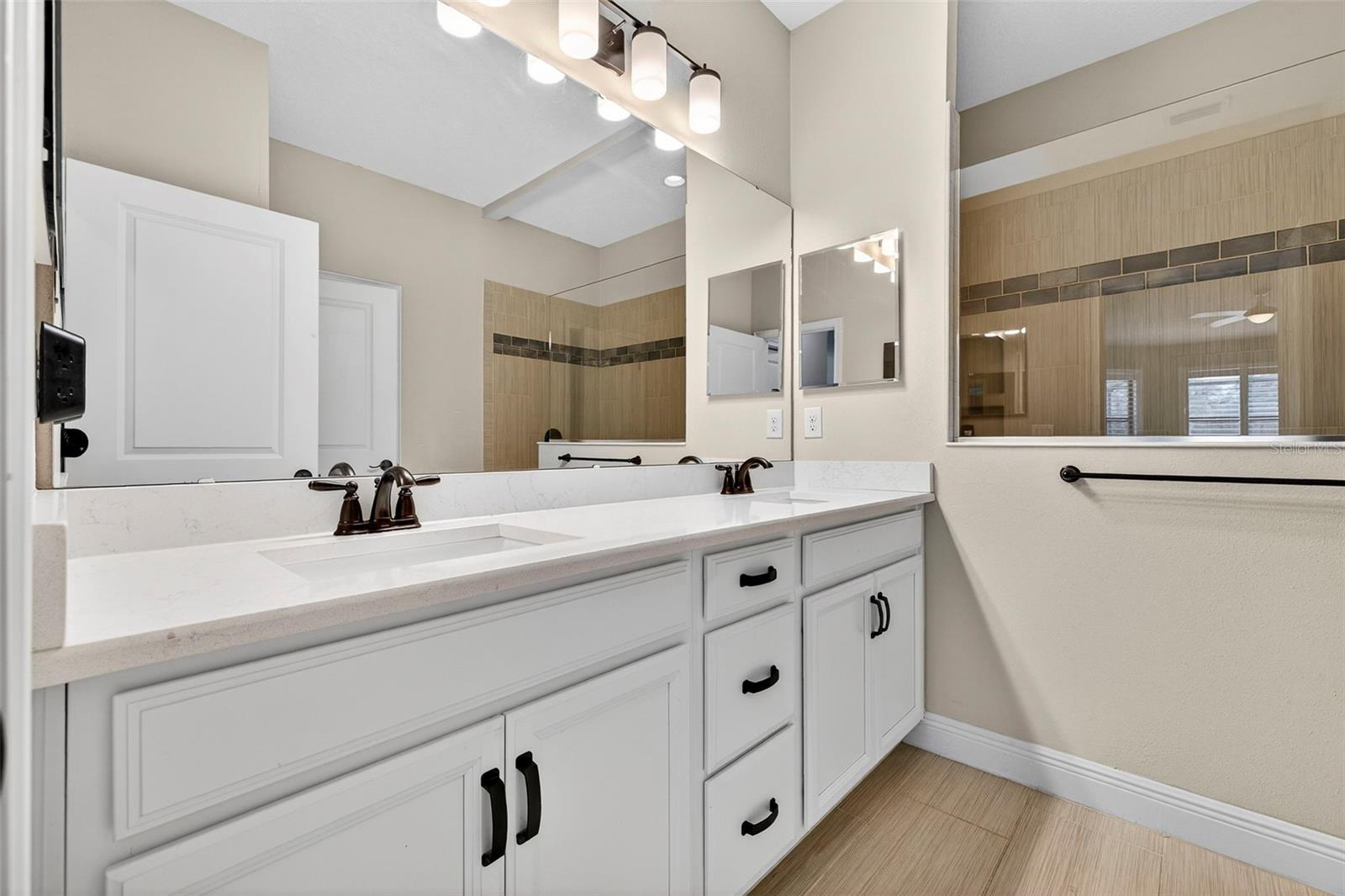 Primary en-suite bath