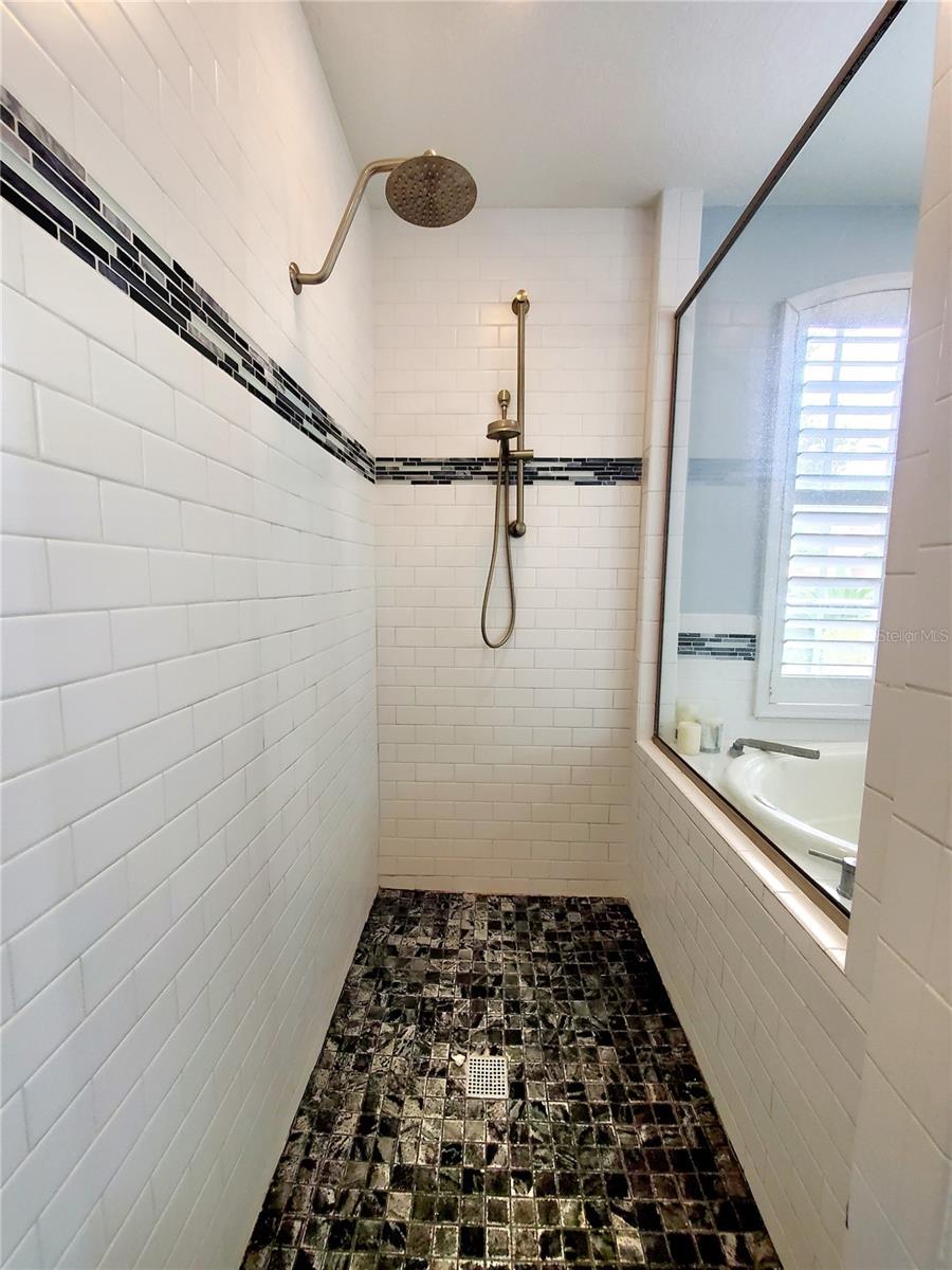 WALK-IN SHOWER
