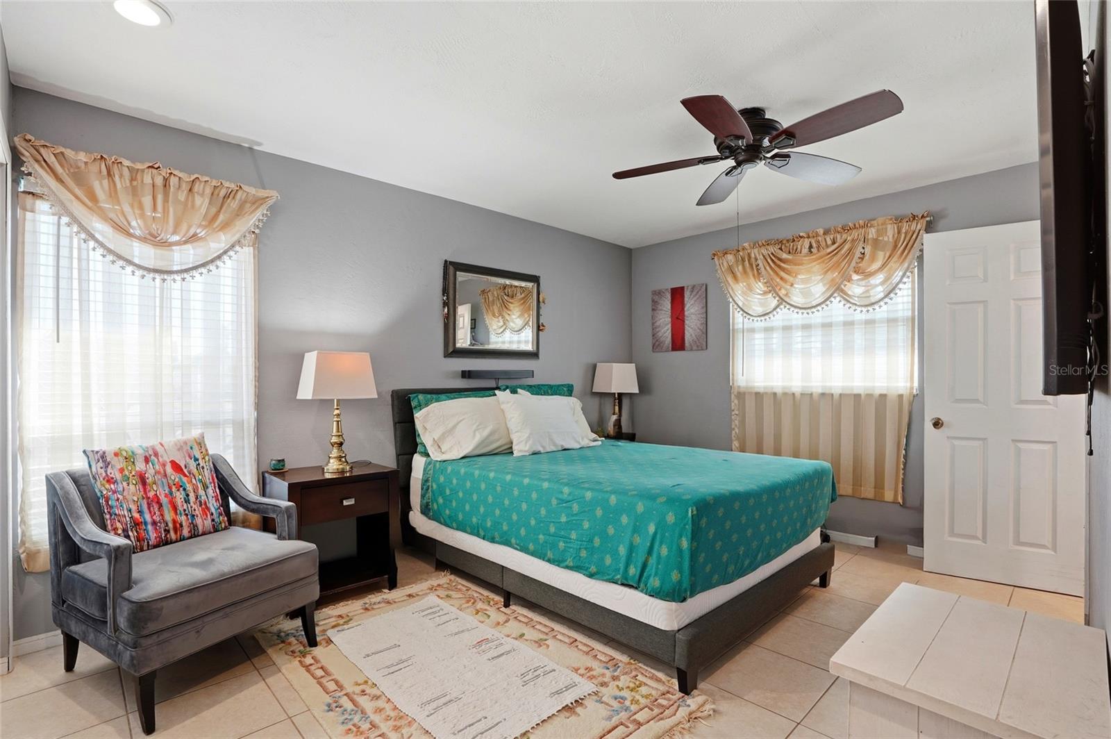 Mian bedroom with ensuite bath