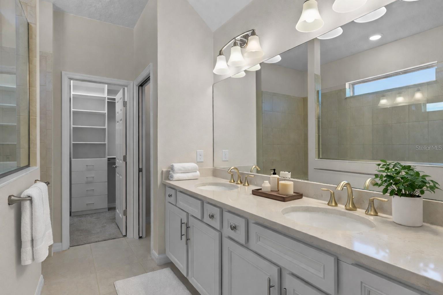 Primary bedroom - en suite bath