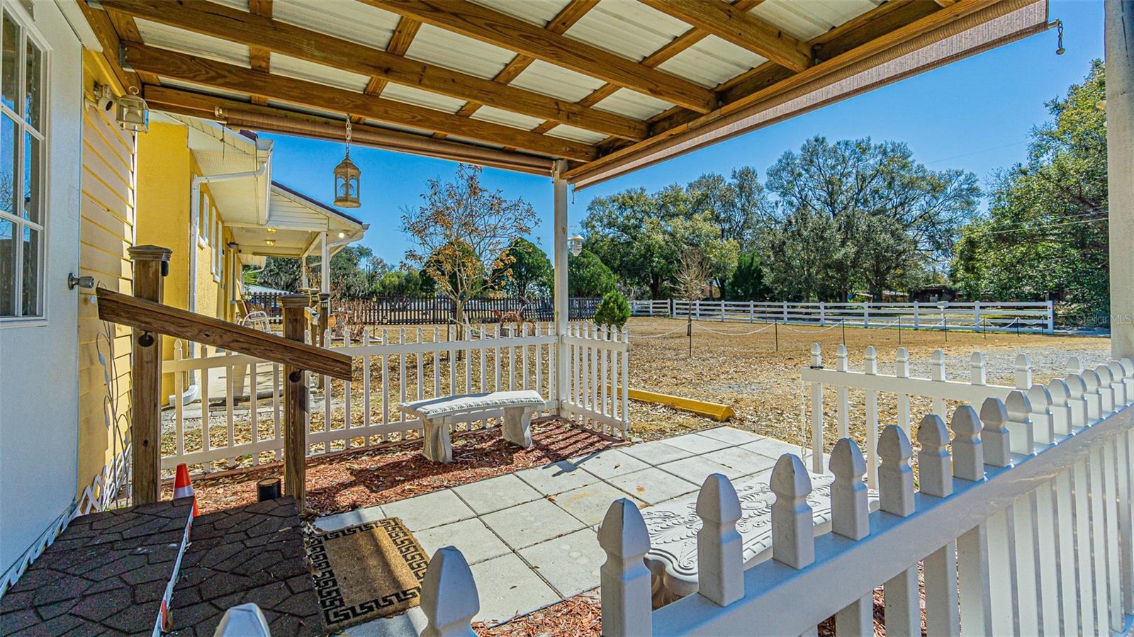Front yard view of Private country living!