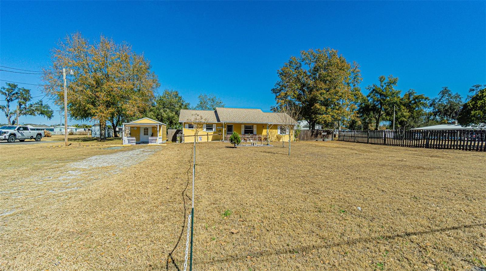 Loads of space in front lawn