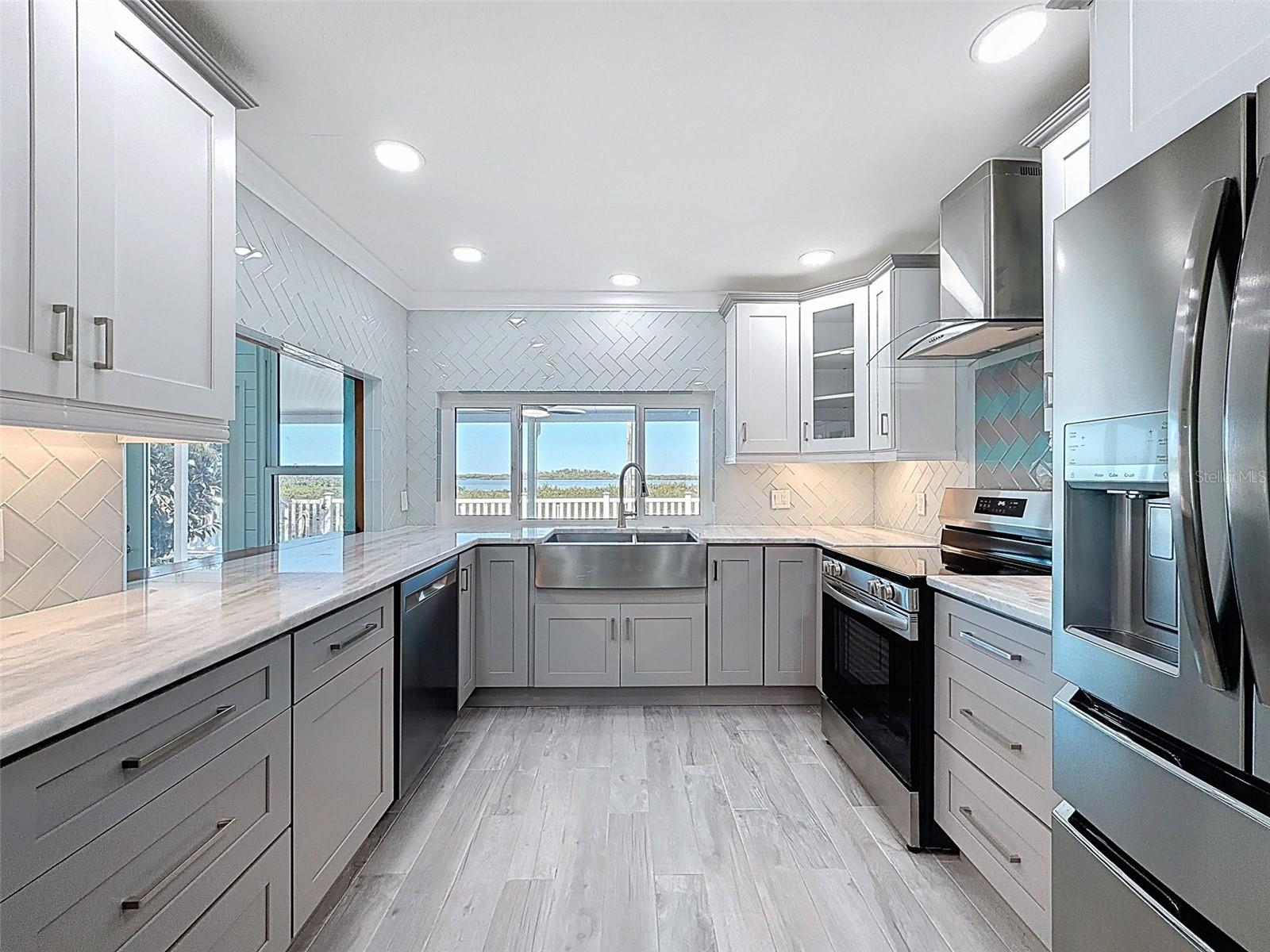 LOVE THE DRAWERS FOR STORAGE.