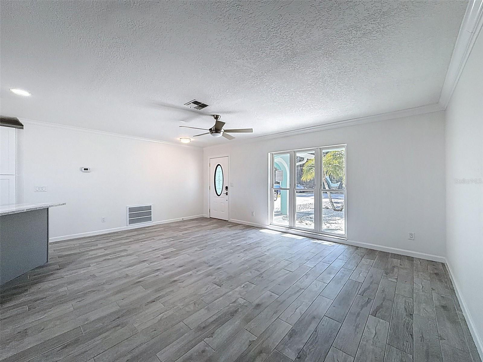 LOOK AT THATSO MUCH NATURAL LIGHTING