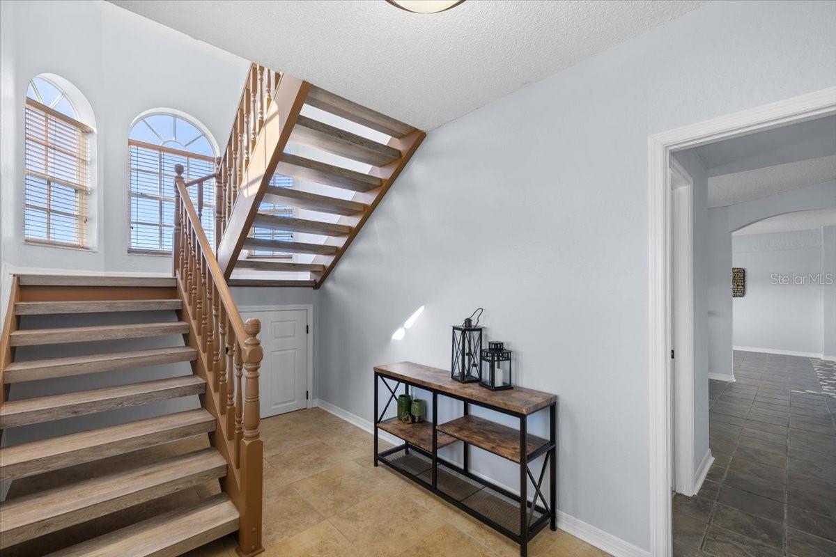 Foyer entrance staircase going up