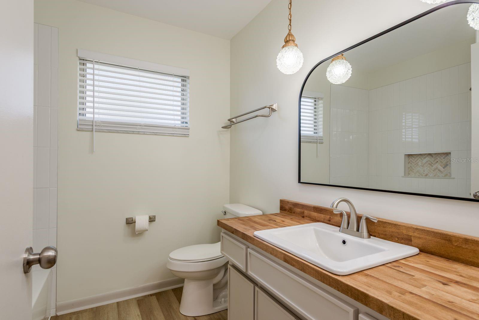 2nd full bath with Tub