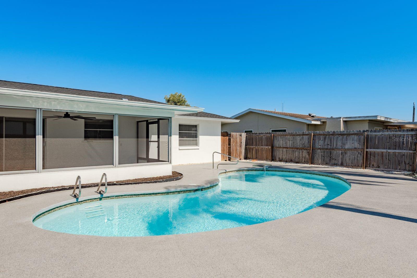 Pool with lots of sunshine