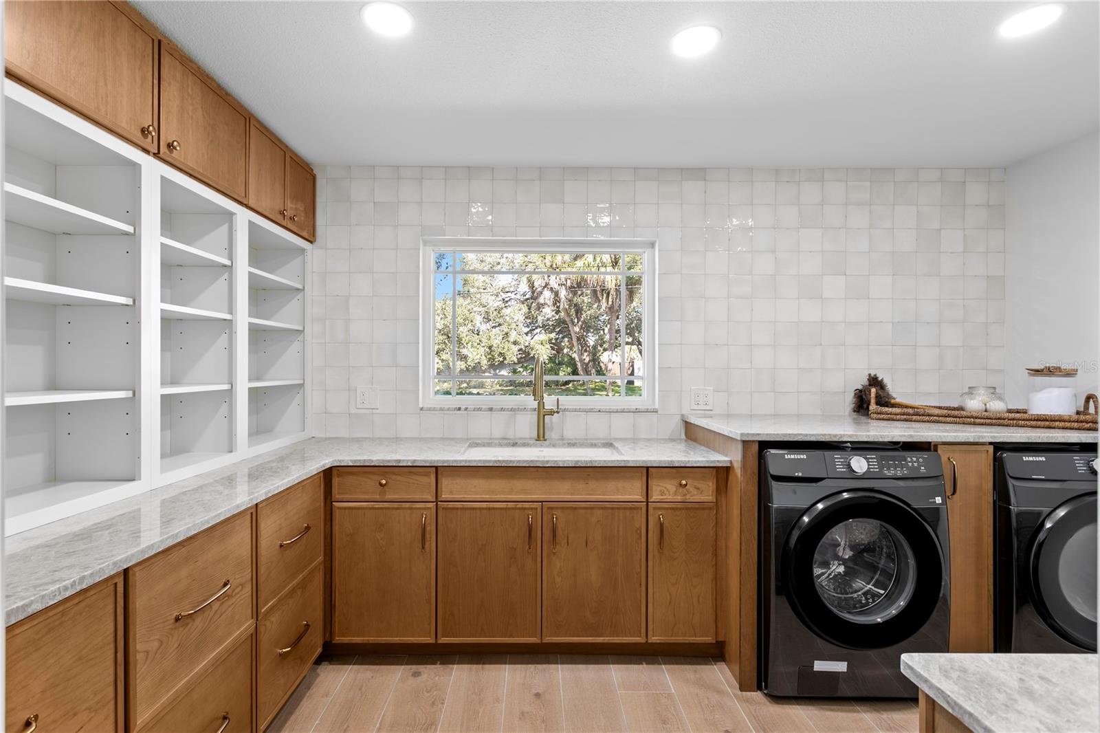 Butler's pantry/laundry combo