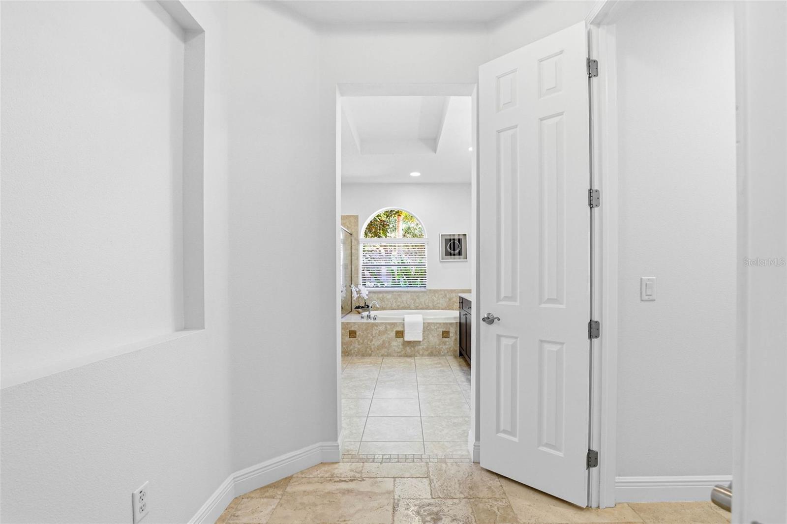 Primary En-Suite Entryway