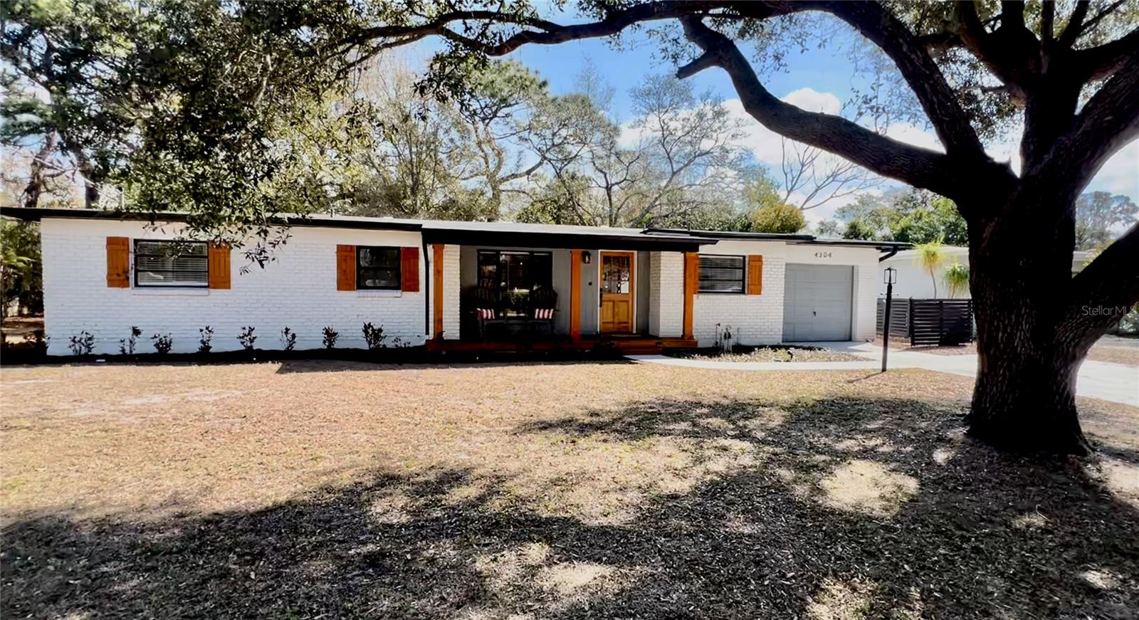 WELCOME HOME TO 4304 S THATCHER AVENUE IN SOUTH TAMPA.