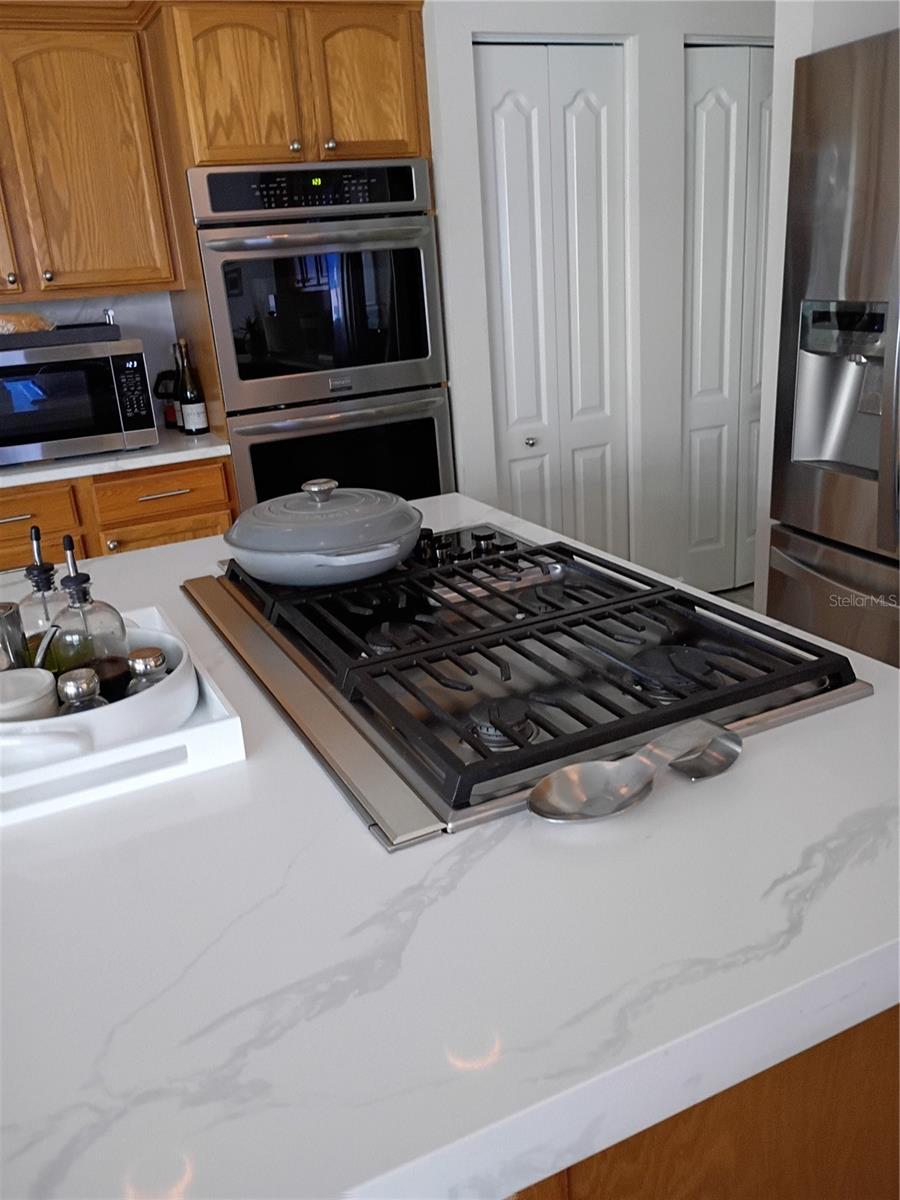Wolf gas cooktop w/downdraft