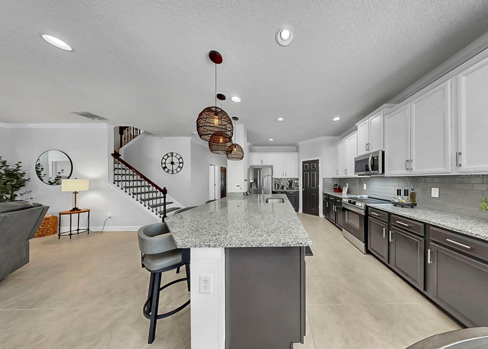 Two-tone kitchen cabinets