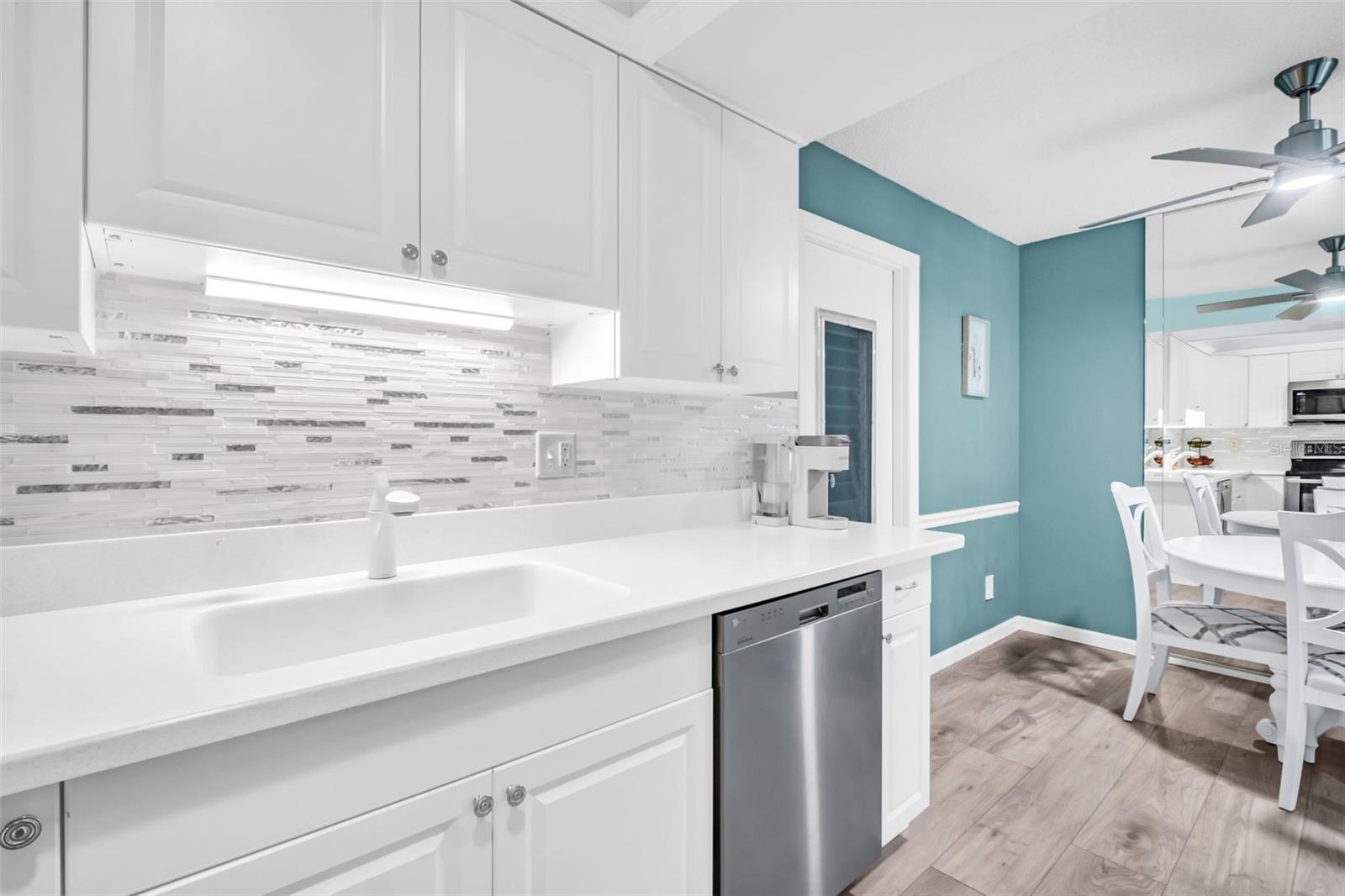 Stunning glass backsplash & under cabinet lighting~