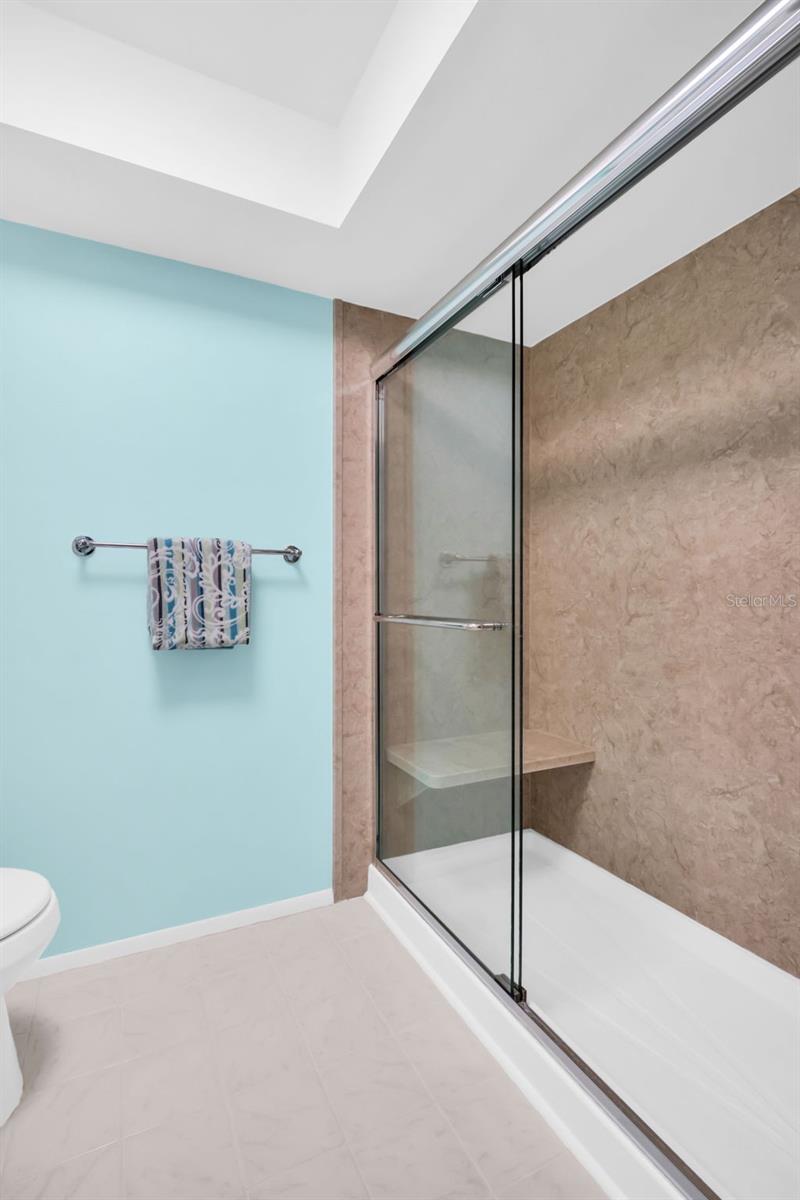 Beautiful glass slider & nice sized built-in shower bench for convenience~