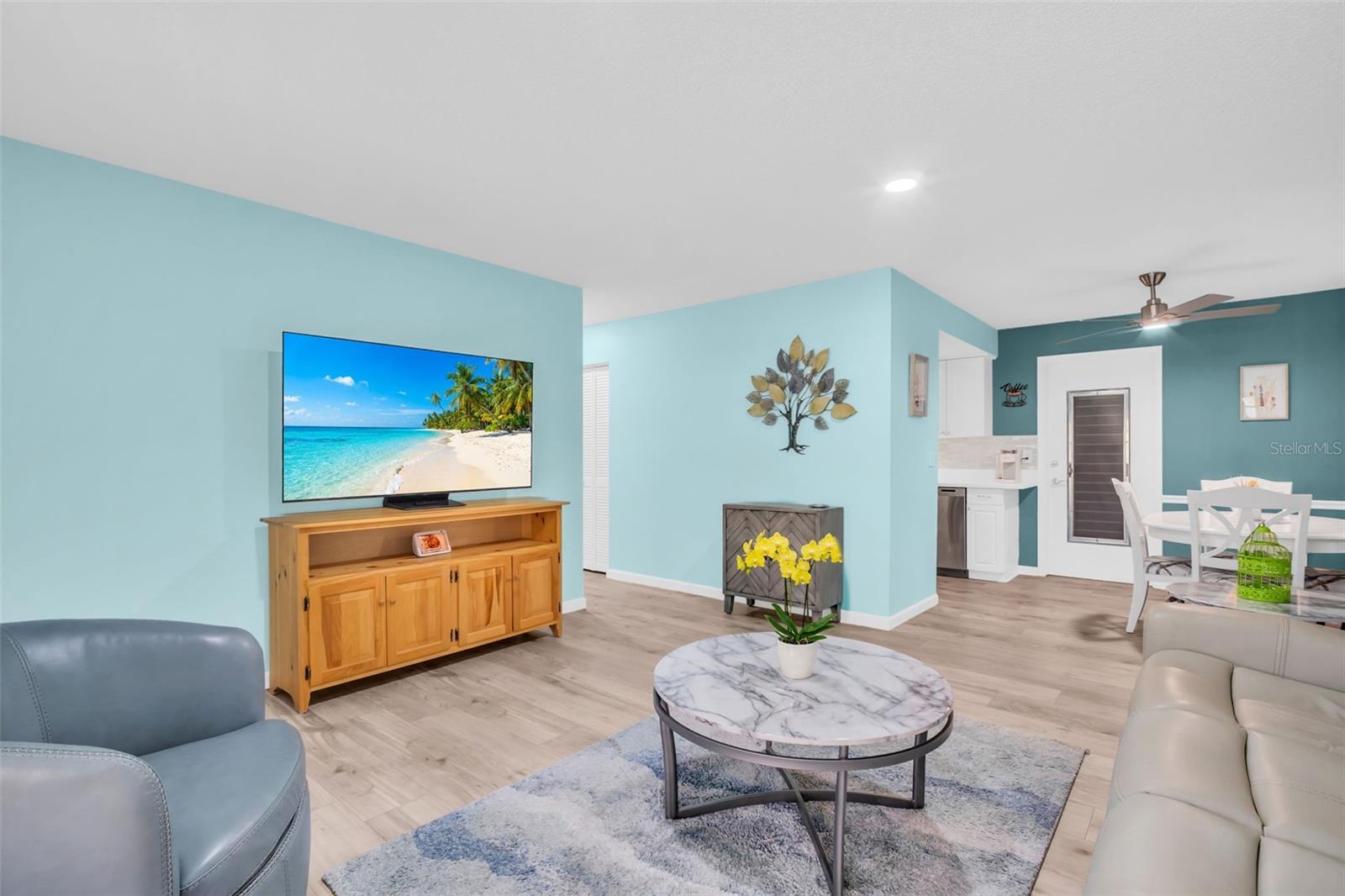 Wonderful living/dining room combo making entertaining a breeze~