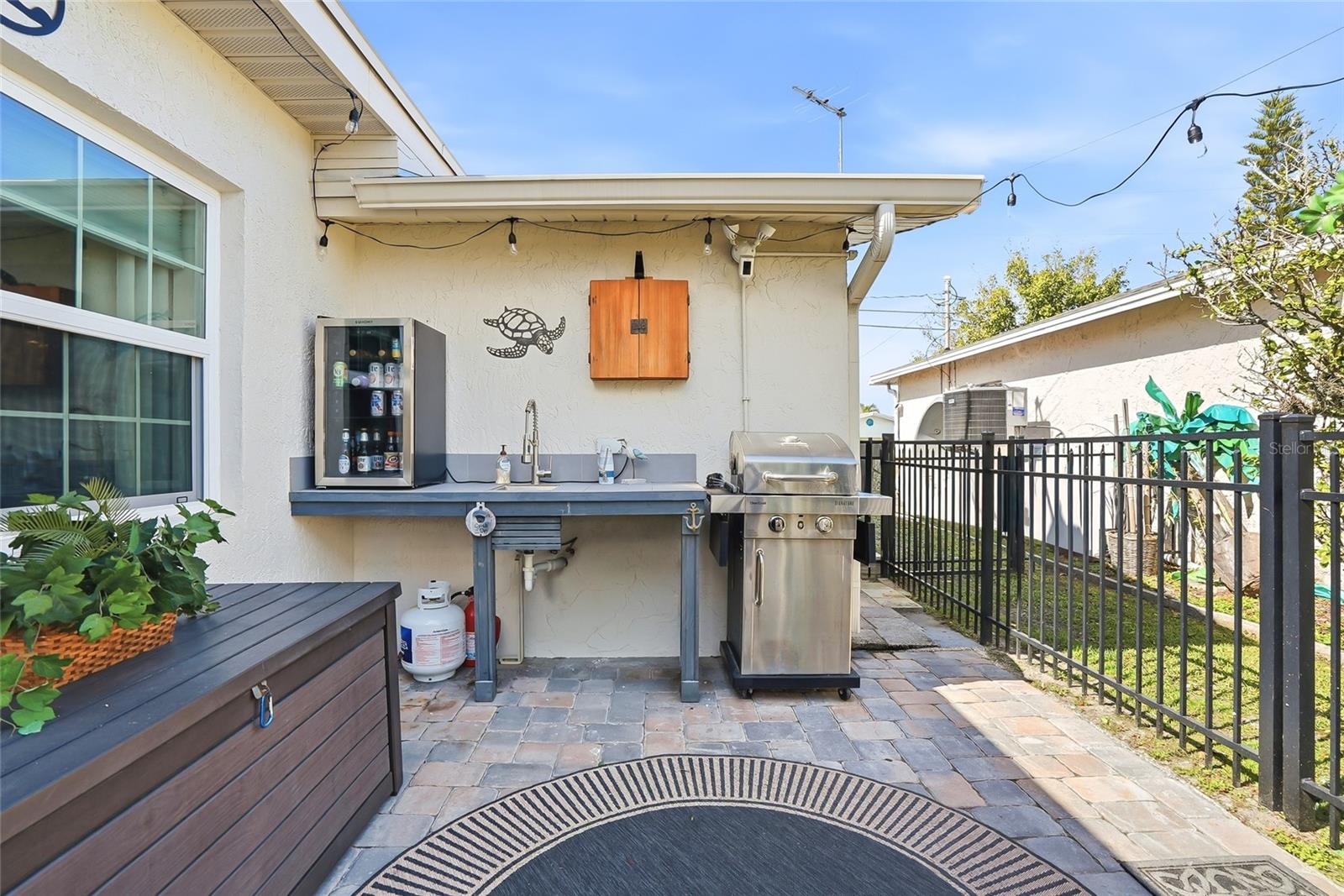 outdoor kitchen conveys