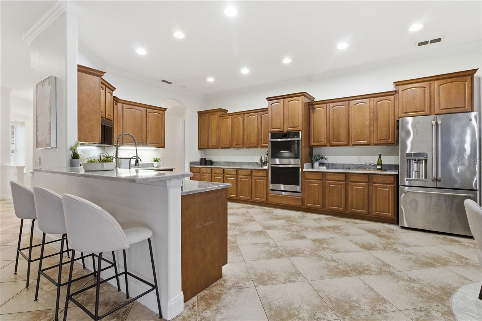 Kitchen with upgraded appliances and quarzite
