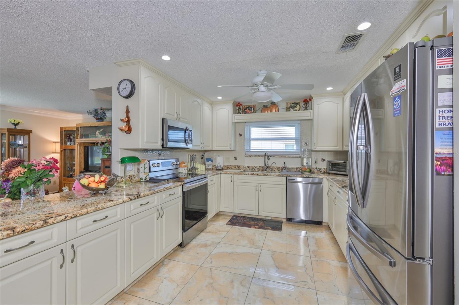 Kitchen w/Stainless appliances, Granite counters, Upgraded 42" Cabinets