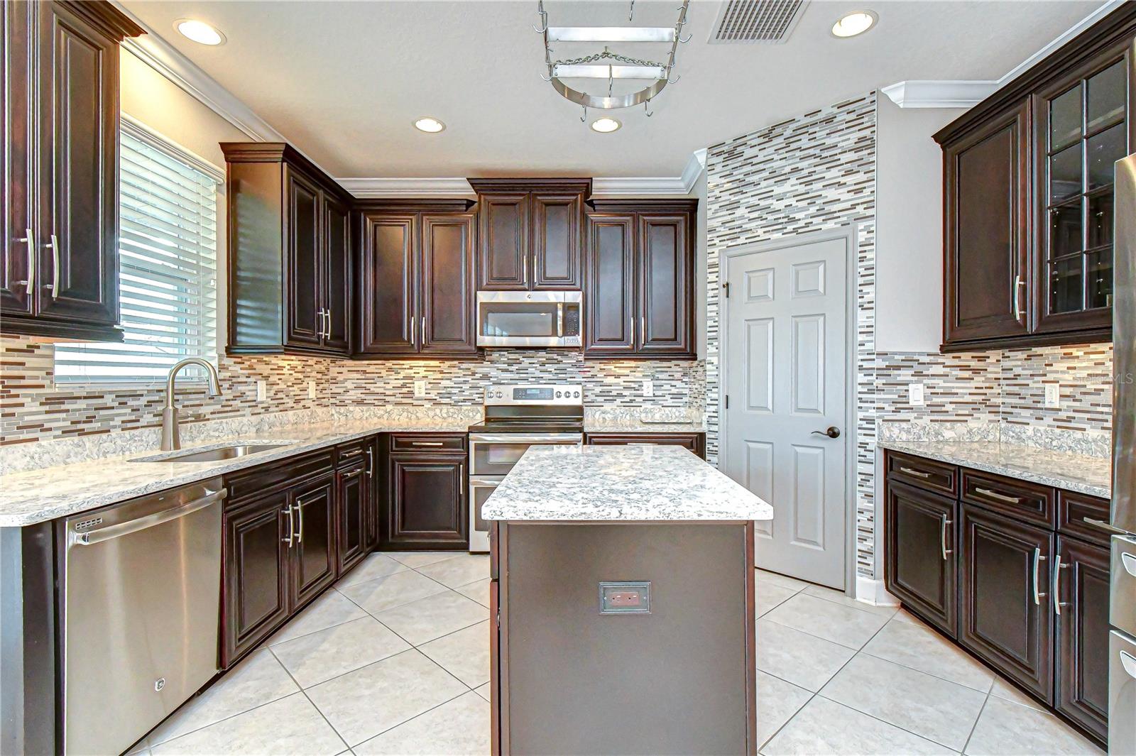 Beautiful chef's kitchen!