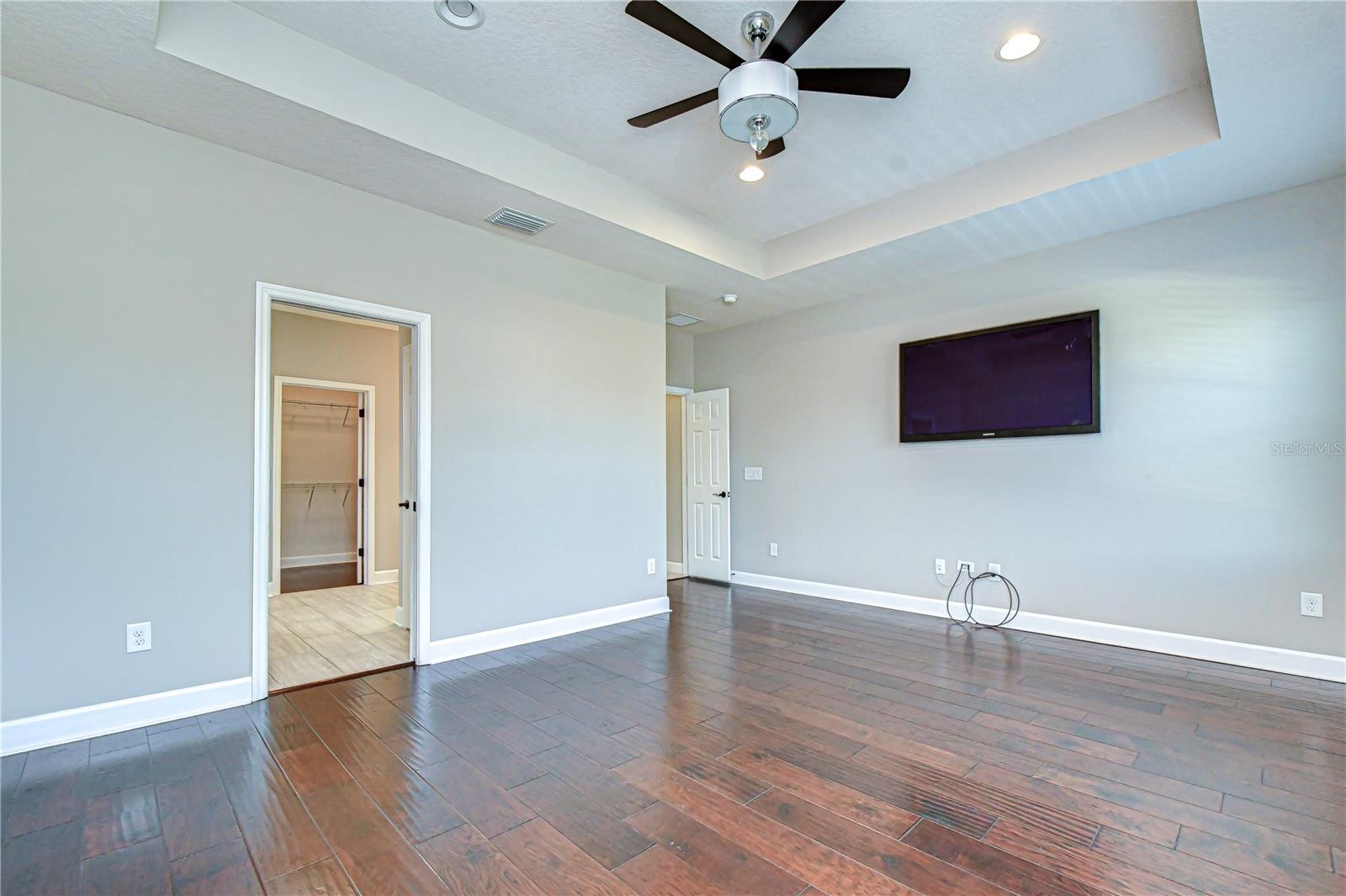 Tray ceiling, plus private en-suite bath!