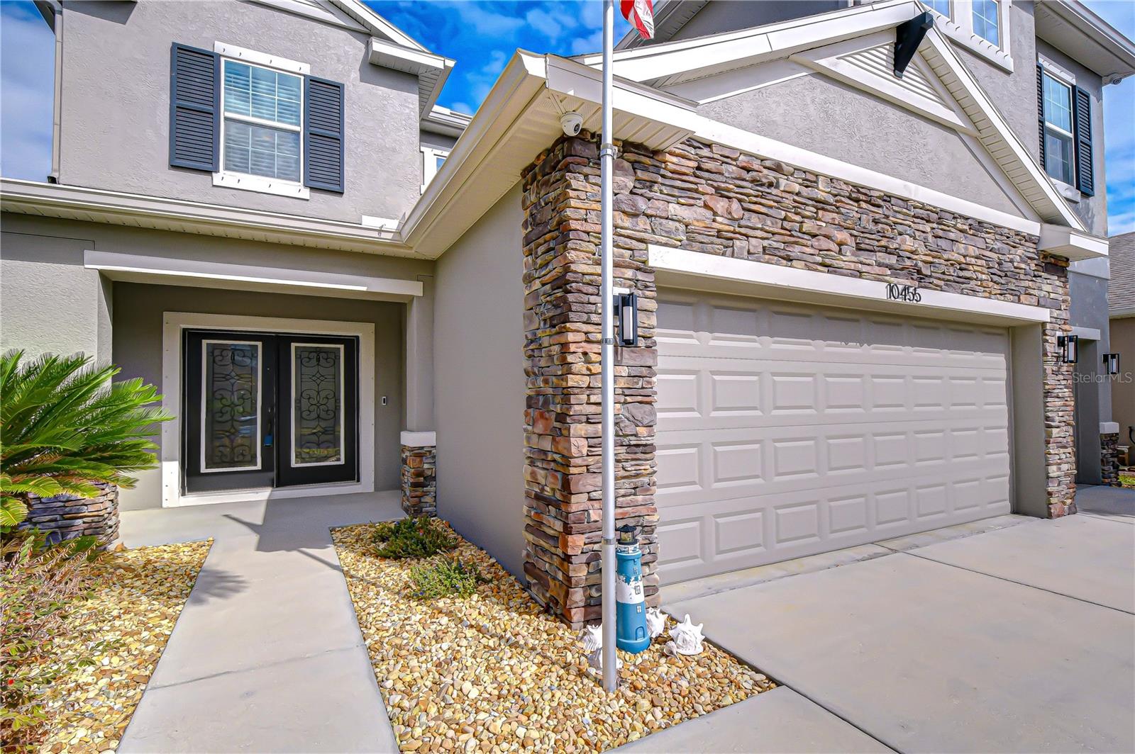 Double French door welcome you home!