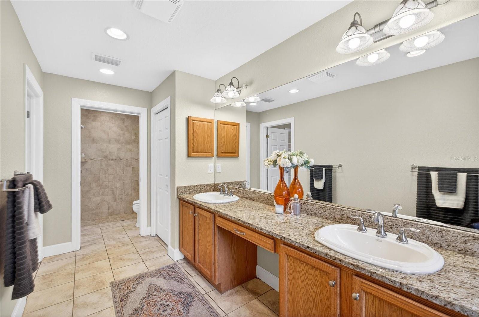 Master En suit bathroom