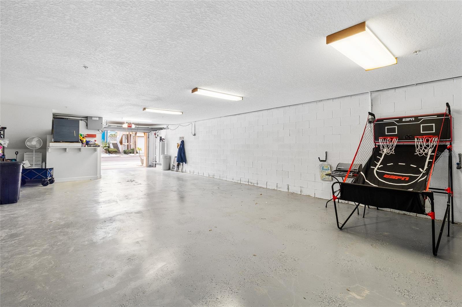 Approx 1000 sq ft Garage