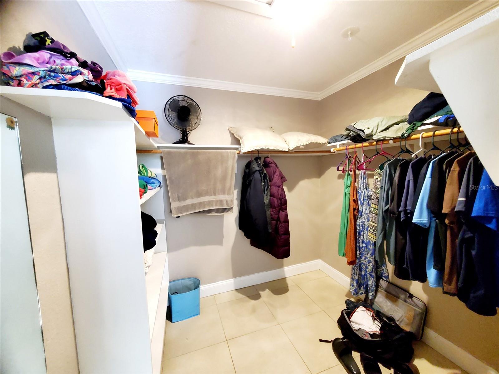 WALK-IN CLOSET