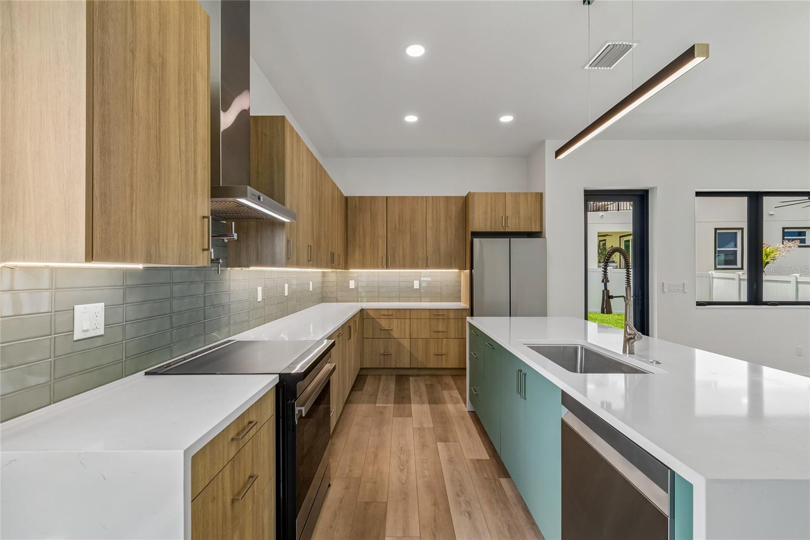 TB8476383