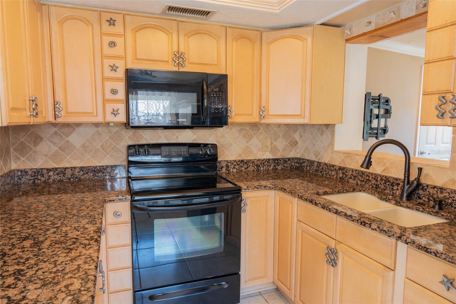 KitchenApprox Dim: 7x13