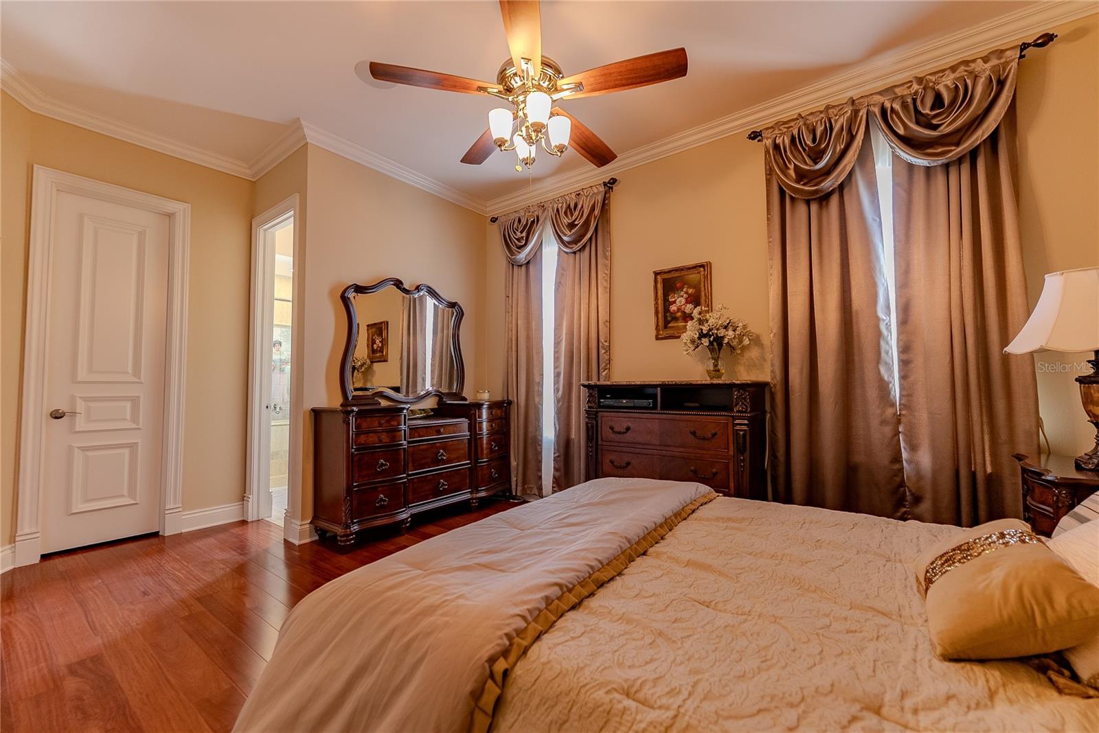 Private downstairs en-suite guest bedroom ideal for visitors seeking main-level convenience.