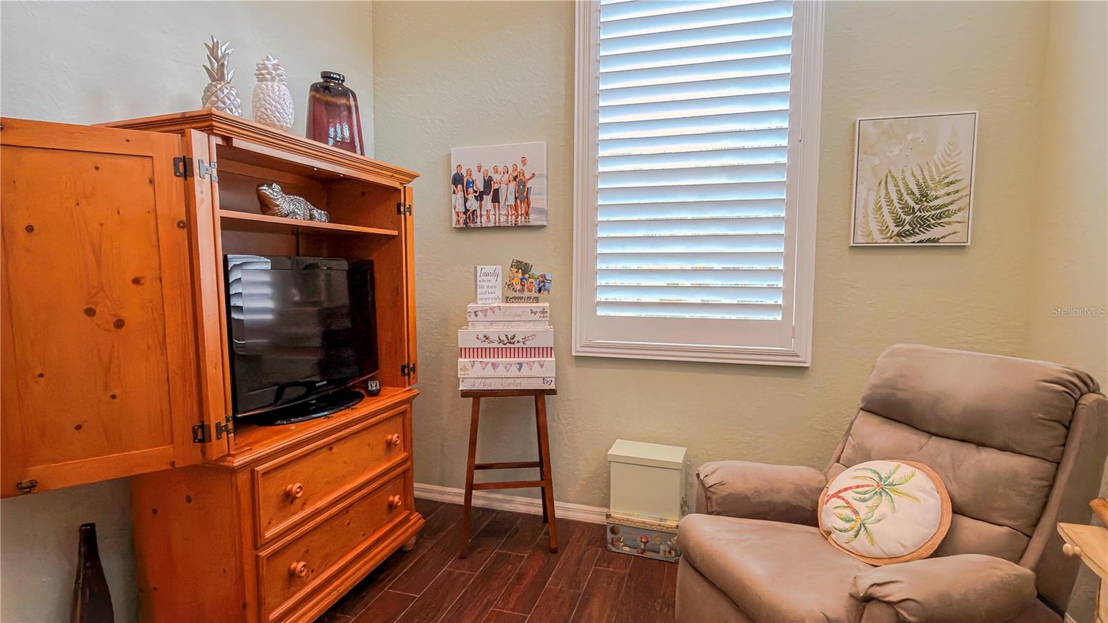 Den, can be used as an office, tv room, or a third bedroom.