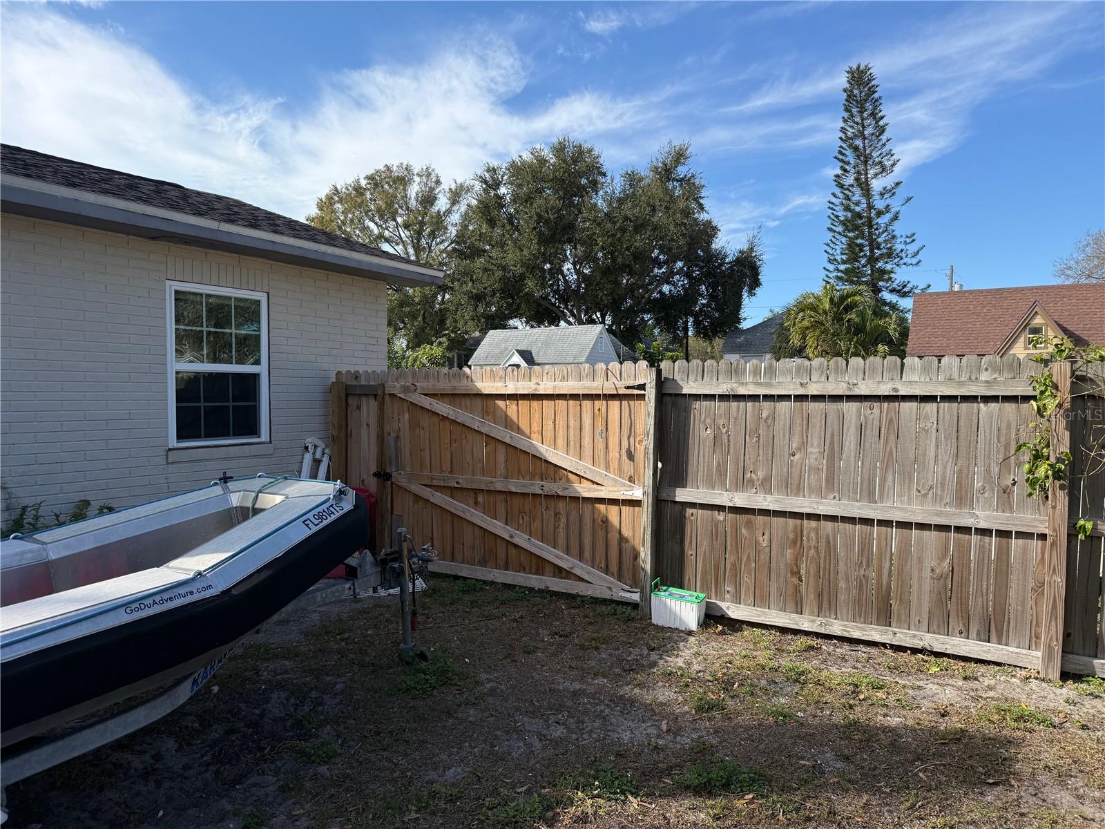 Large access gate to the backyard.