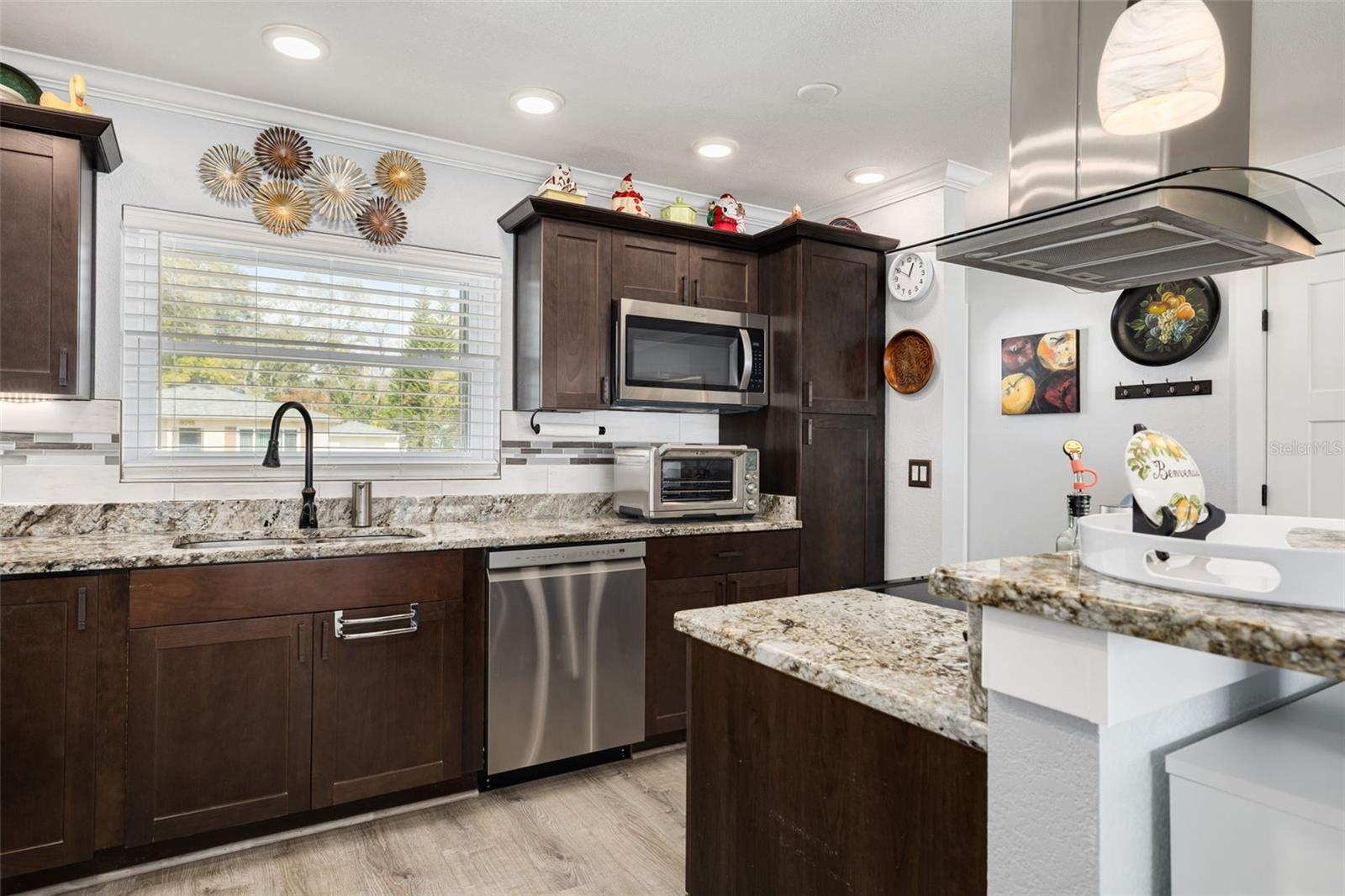 A 2017 updated kitchen with 2023 appliances