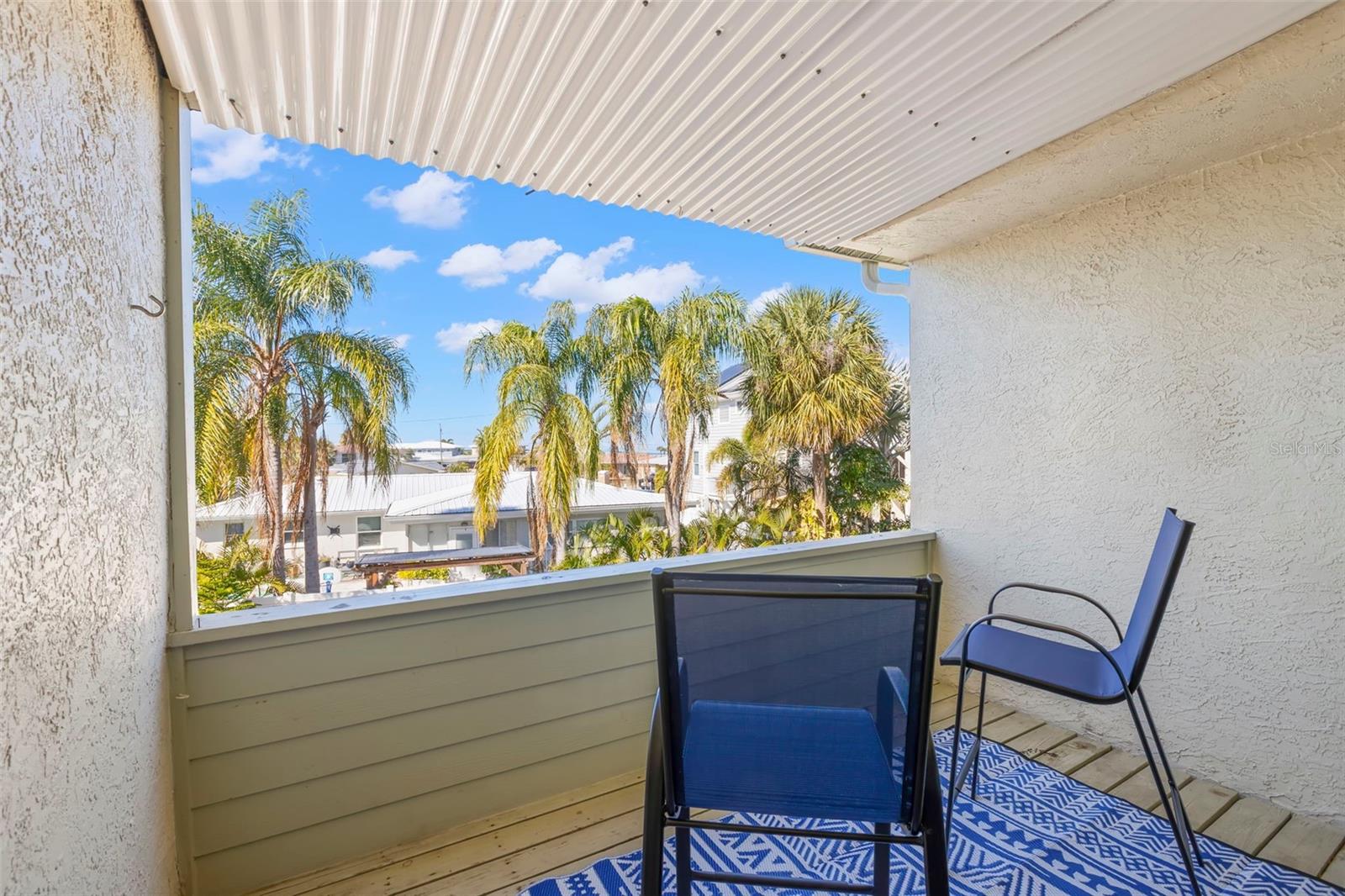 2nd level balcony off of the living room