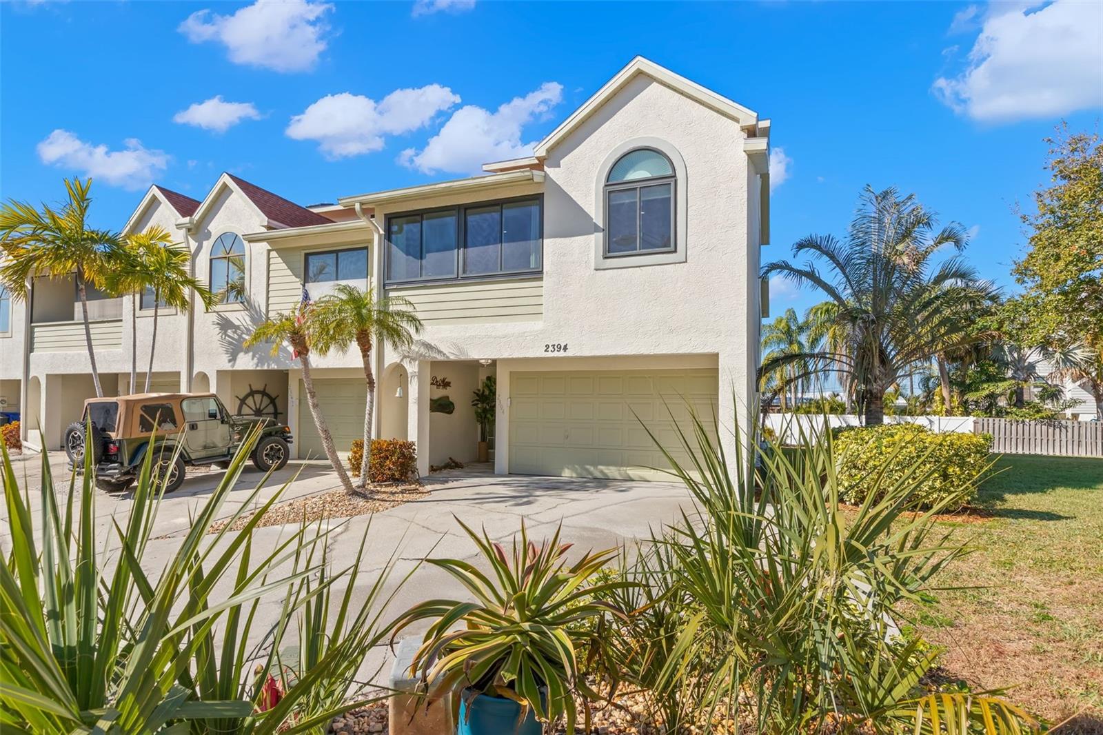 End Unit with lots of extra lighting!