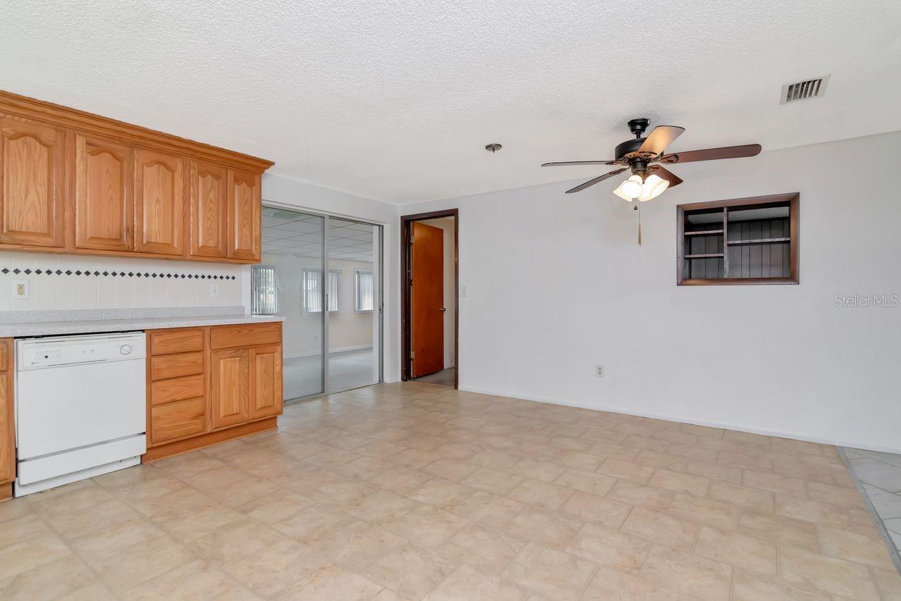 Spacious, well maintained Kitchen and Diningroom
