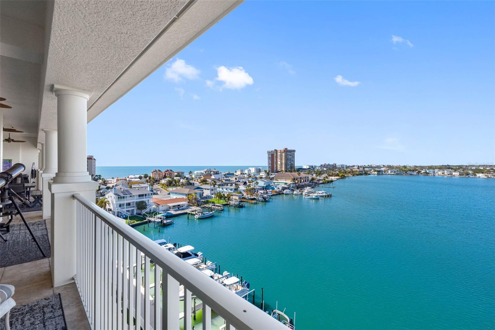 .. Panoramic Gulf & Intracoastal Views...Watch The Christmas Boat Parade From Your Living Room or Terrace.