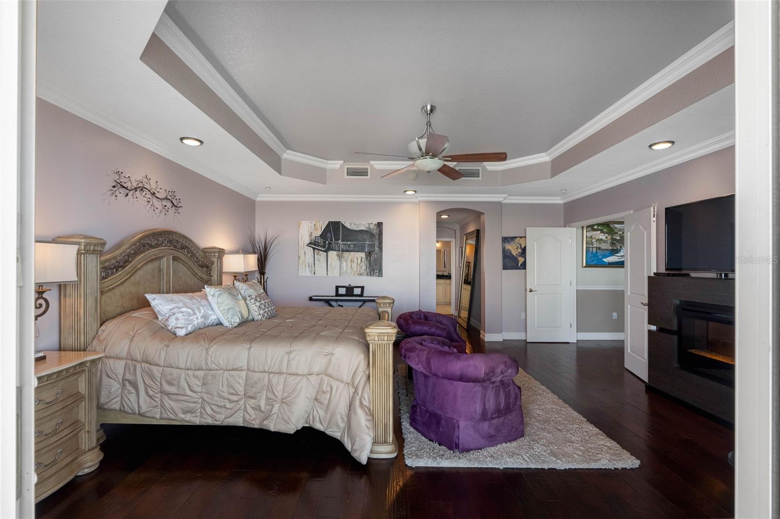 .. 20' x 21' Master  Bedroom.  Master Bathroom Thru Archway.. Entire Master Suite is 1250 Sq Feet, Minus the 20 X 10 Art Studio = 1050.