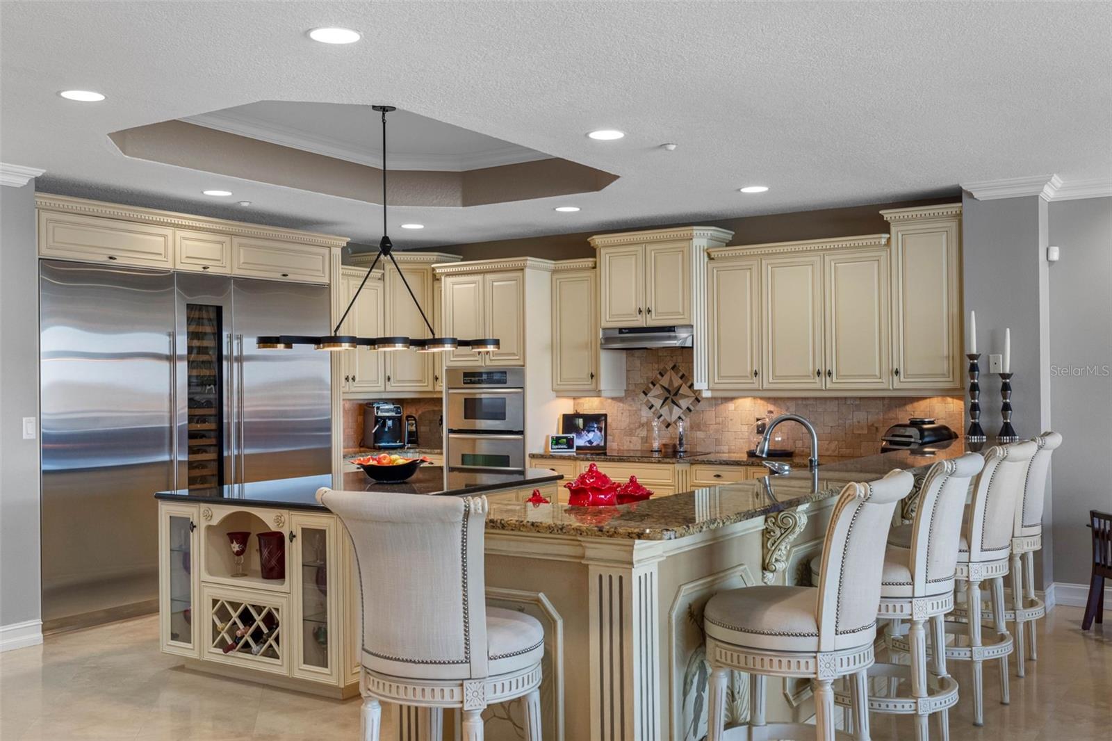 ..Large Kitchen Area - 20' X 22' Top Of The Line Cabinetry - All Soft Close.