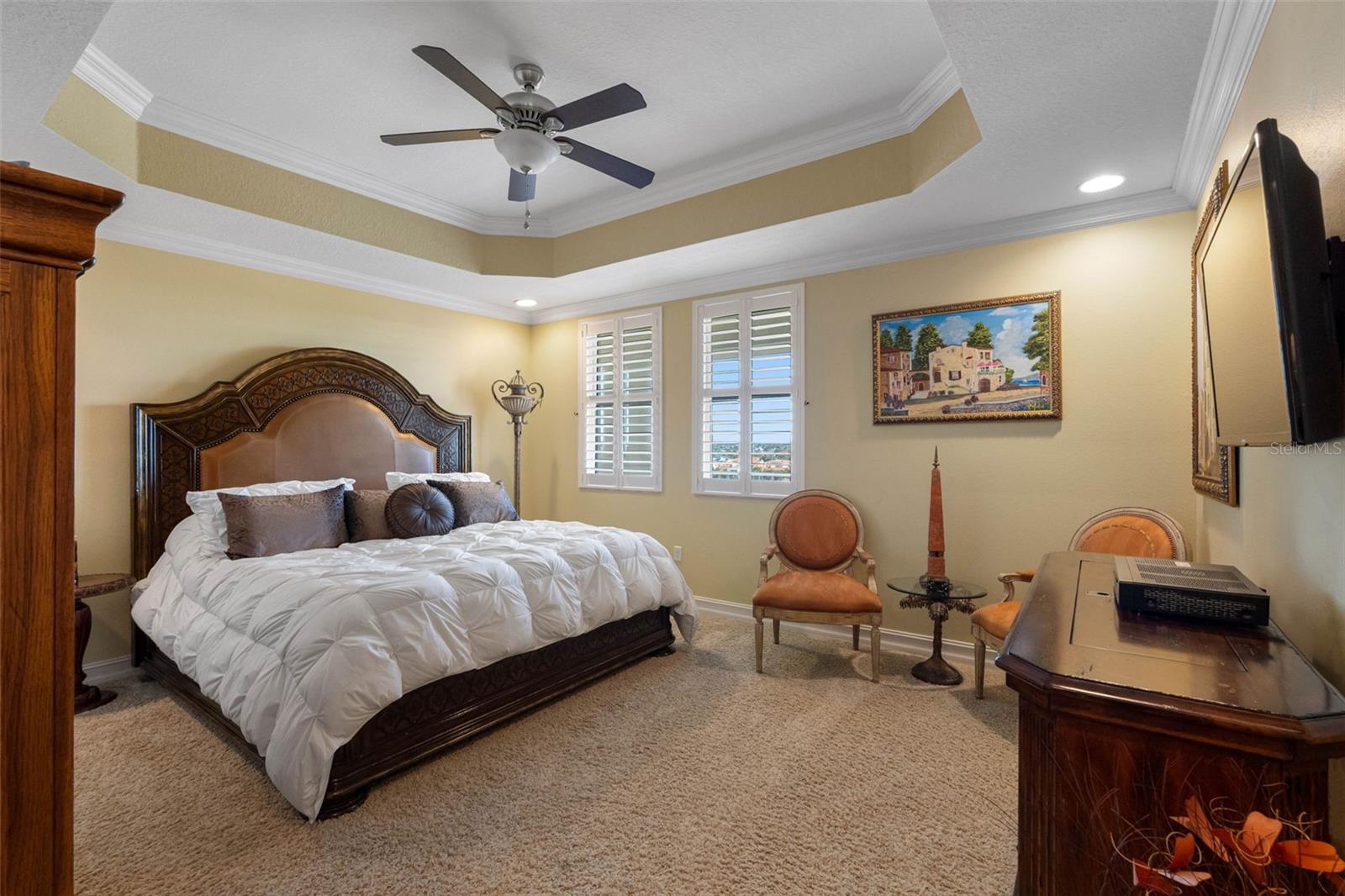 .. LARGE MAIN GUEST BEDROOM - EN-SUITE WITH FULL BATH .