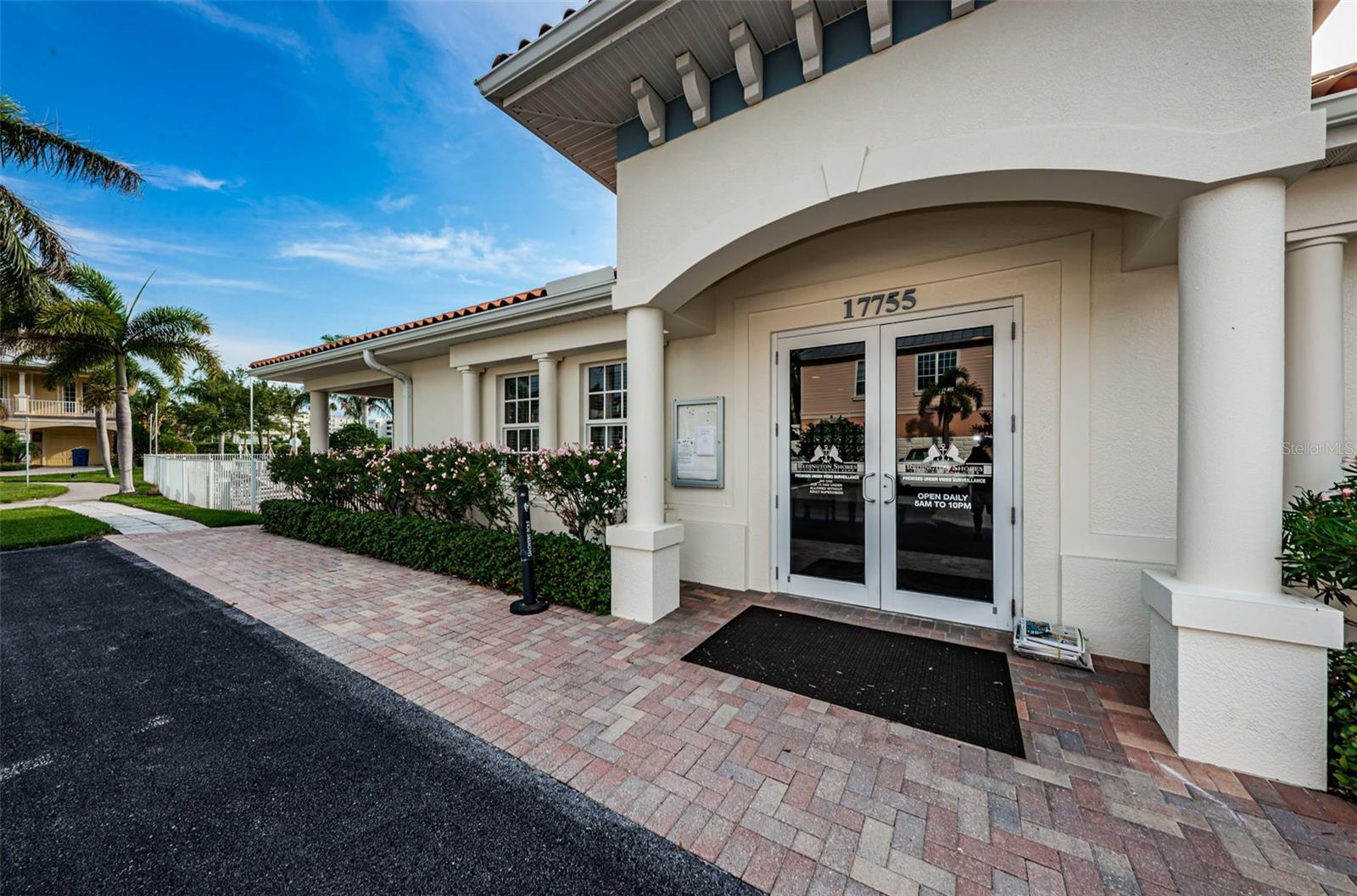 b.. Community Clubhouse With Gym Facilities - Meeting Room - Heated Pool & Spa Near Front Gate.