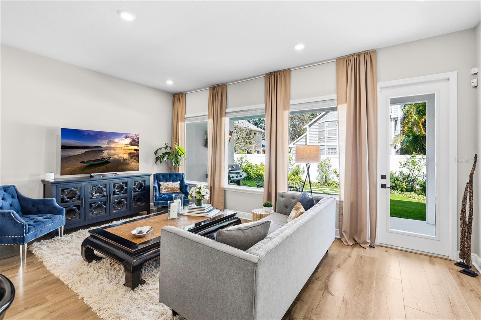 Living flows to Outdoor Entertaining Space