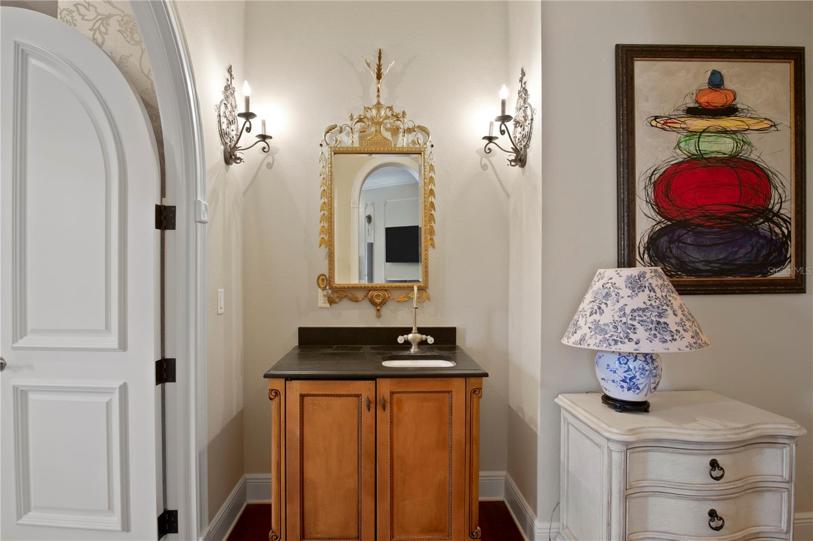 Breakfast bar in Owner's suite