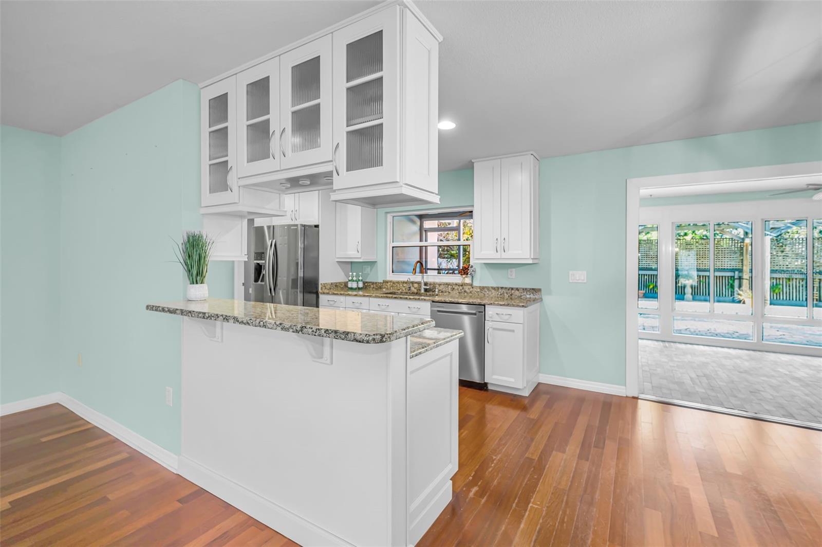 Love the two way cupboards over the breakfast bar