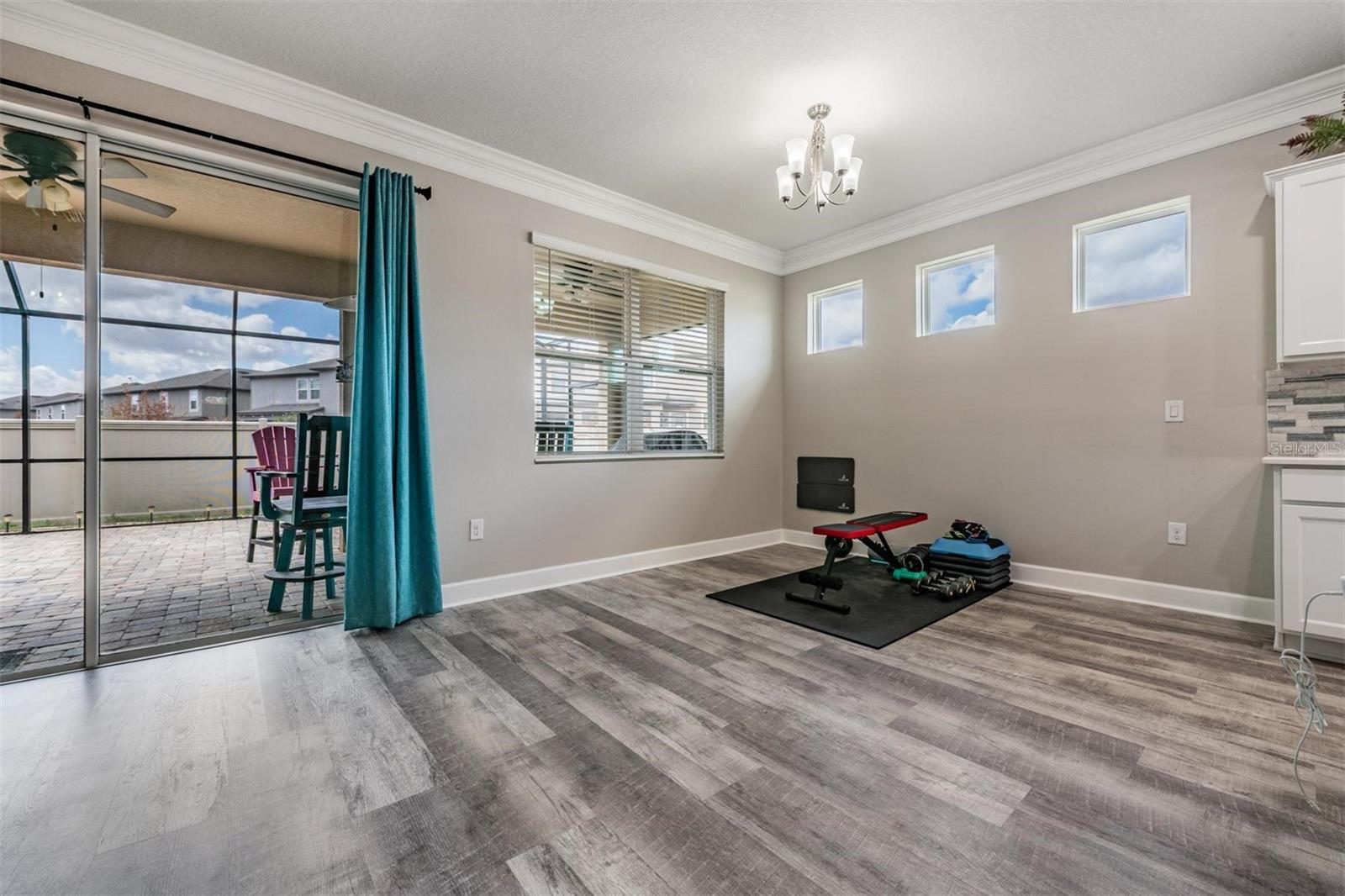 Sliders open to EXTENDED and SCREENED LANIA